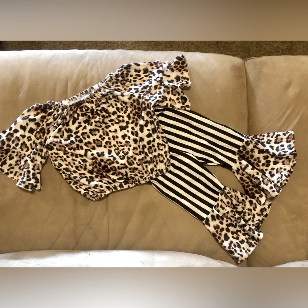 Boutique Girls 2 piece Cheetah-Stripe Set (4)